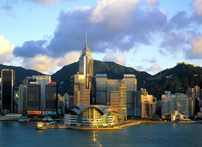 香港是我��的一��特�e行政�^，著名���H金融中心、�Q易中心和自由港，被�u�椤�|方之珠”、“�痈兄�都”。香港被�u�樽钍苈每�g迎的��洲城市。香港是一��中西合璧的城市，既保留�鹘y的中��文化，又深受英��殖民地�r代的影�。香港位��V�|沿岸，地方色彩相����