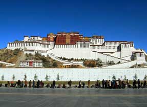 拉�_是西藏自治�^的首府，是�@��世界上最具特色、最富魅力的城市之一。�@不�H因�樗�海拔3650米的高度令初�碚吒械��眩，�因�樗�1300多年的�v史留下的文化�z�E以及宗教氛��所�Ыo人��的震撼。      拉�_素以�L光秀��、�v史悠久、文化